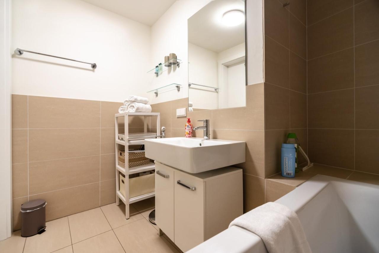 Quiet And Cozy Apartment Next To Mariahilfer Strasse And Naschmarkt With Ac, Minimum 30 Nights Wenen Buitenkant foto