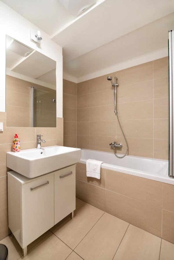 Quiet And Cozy Apartment Next To Mariahilfer Strasse And Naschmarkt With Ac, Minimum 30 Nights Wenen Buitenkant foto
