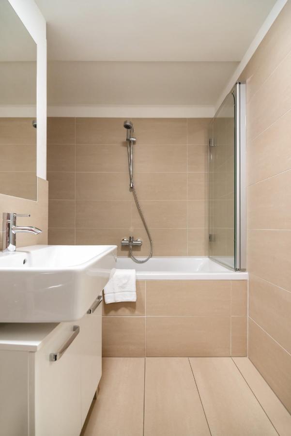 Quiet And Cozy Apartment Next To Mariahilfer Strasse And Naschmarkt With Ac, Minimum 30 Nights Wenen Buitenkant foto
