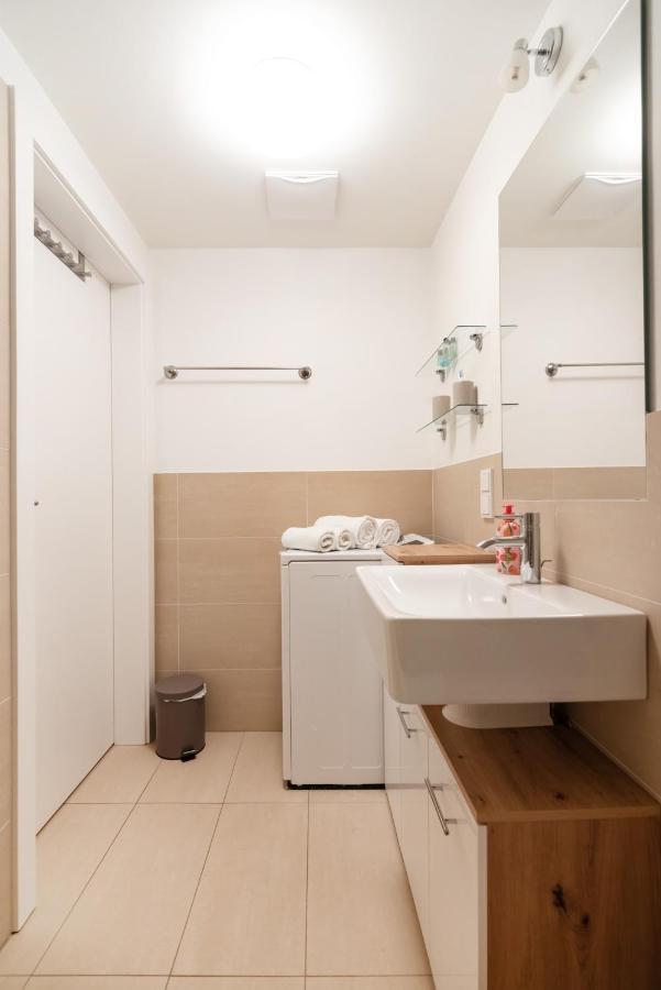 Quiet And Cozy Apartment Next To Mariahilfer Strasse And Naschmarkt With Ac, Minimum 30 Nights Wenen Buitenkant foto