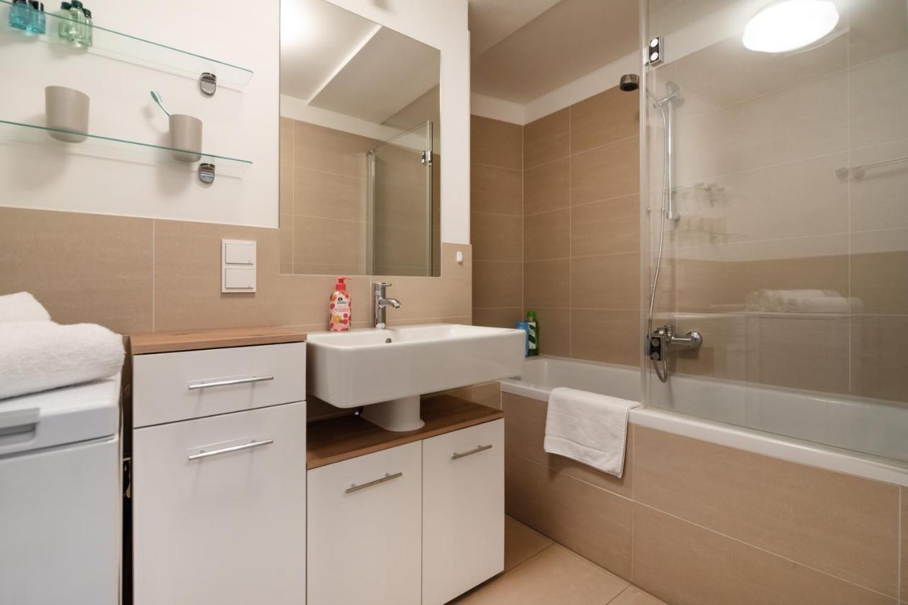 Quiet And Cozy Apartment Next To Mariahilfer Strasse And Naschmarkt With Ac, Minimum 30 Nights Wenen Buitenkant foto